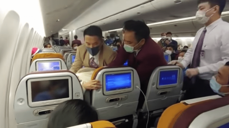 VIDEO: Žena v letadle schválně zakašlala na stewarda, ten ji drsně napadl. Byla jeho reakce v pořádku?