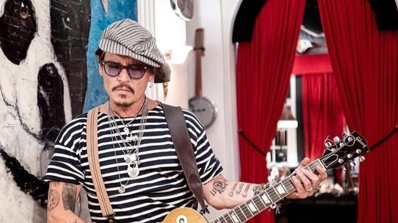 VIDEO: Johnny Depp shodil svůj legendární knír. Fanoušci ho skoro nepoznali!