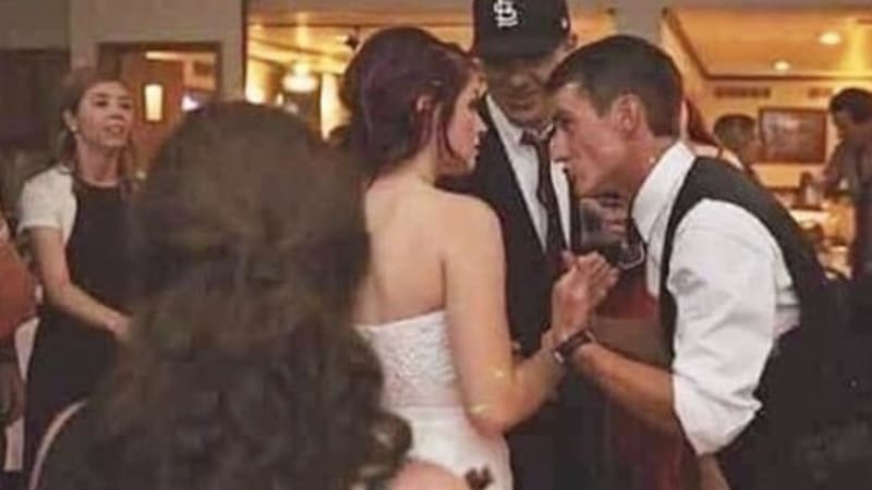 FOTO: Tato obyčejná fotka ze svatby se stala hitem internetu. Poznáte, co je na nevěstě tak sprostého?