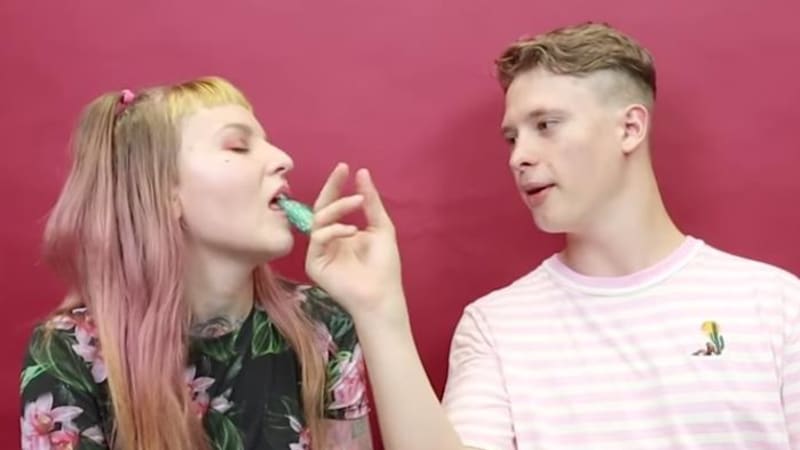 VIDEO: Slovenští youtubeři zkoušejí v nechutné challenge chuť kondomů! Jakých šíleností se ještě dočkáme?