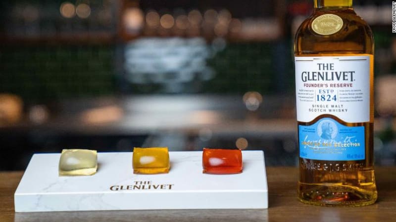 FOTO: Firma představila revoluční novinku, skotskou whisky v kapslích. Můžeme se v budoucnu rozloučit s klasickým pitím ze sklenice?