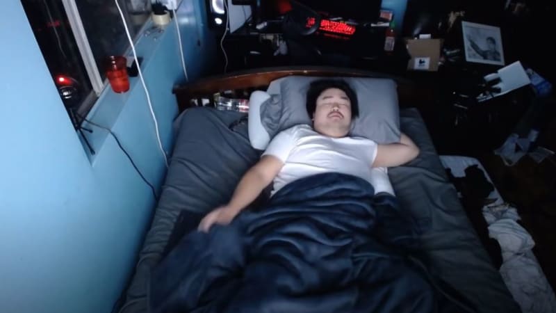 VIDEO: Youtuber se natáčel, jak v noci spí. Za sedm hodin si vydělal přes 300 tisíc korun!