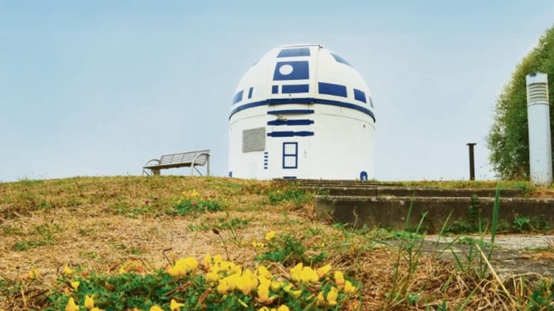 FOTO: Německý fanoušek Star Wars přemaloval observatoř na robota R2-D2! Podívejte se, jak si s prací parádně vyhrál