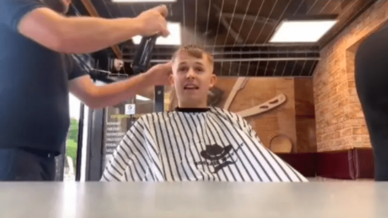 VIDEO: Barber vyprankoval zákazníka a namočil mu celý obličej! Jeho dokonalá reakce vás dostane do kolen
