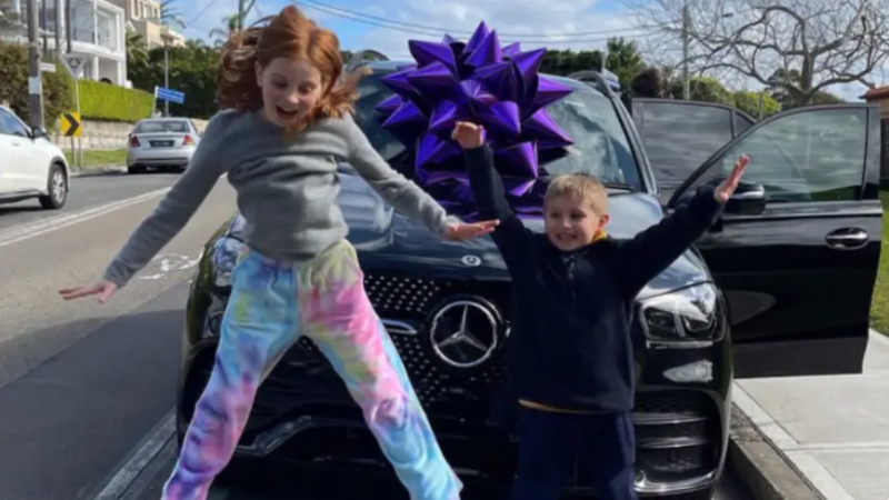 VIDEO: Matka koupila devítileté dceři a sedmiletému synovi nový mercedes. Čím si ho zasloužili?
