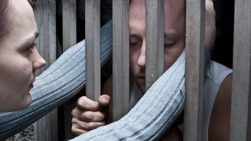 VIDEO: Žena se vplížila do vězení, aby potkala lásku ze seznamky! Jak se jí to povedlo?