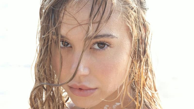 GALERIE 18+: Modelka Alexis Ren nafotila žhavé snímky z pláže. Je na nich úplně nahá!