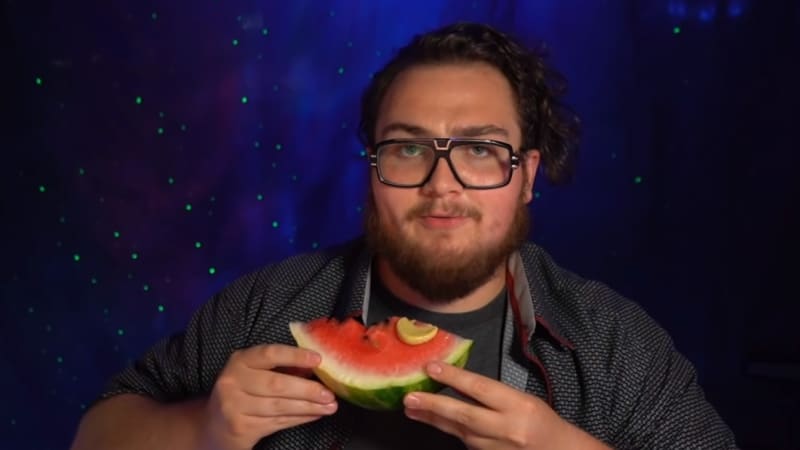 VIDEO: Youtuber FattyPillow zkouší nejbizarnější trend roku! Jak opravdu chutná meloun s hořčicí?