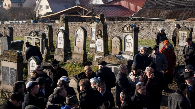 GALERIE: Vandalové zničili na židovském hřbitově více než 100 hrobů. Posprejovali je hákovými kříži