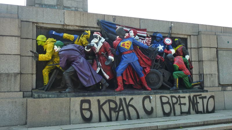 GALERIE: Lidé v Bulharsku vtipně upravují sochy sovětských vojáků. Je pro vás tento druh vandalismu v pořádku?