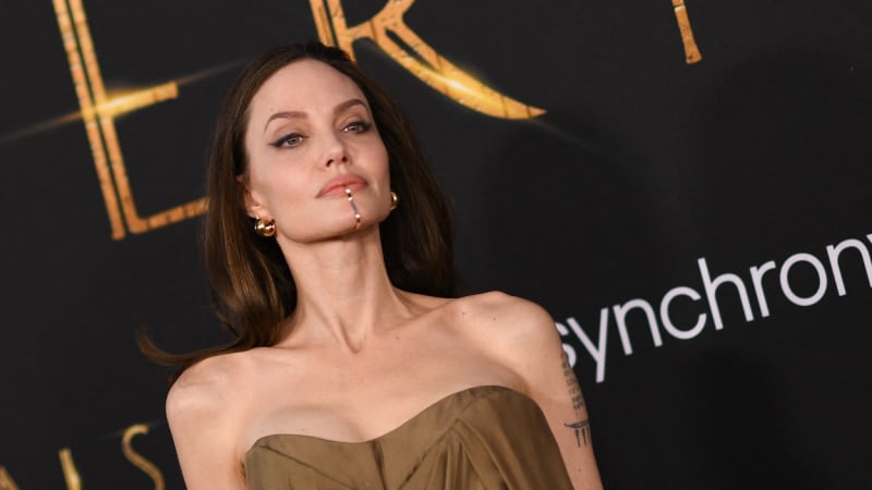 GALERIE: Sexy Angelina Jolie šokovala na premiéře nové marvelovky! Ukázala nová prsa i obří piercing