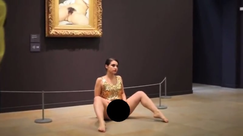 VIDEO 18+: Umělkyně se svlékla v muzeu před obrazem a odhalila svou vaginu. Podívejte se, proč to udělala!