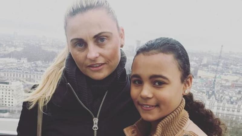 Matka chce, aby šla její 14letá dcera na plastiku, protože hnusní lidé to podle ní nikam nedotáhnou