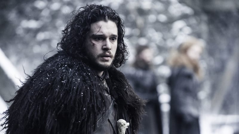 FOTO: Jon Snow ze Hry o trůny si oholil hlavu. Poznali byste slavného herce bez jeho hřívy?
