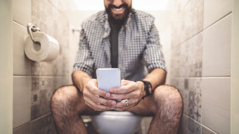 ODHALENO: Tohle je důvod, proč tráví chlapi na záchodě déle času než ženy. Co za tím je?