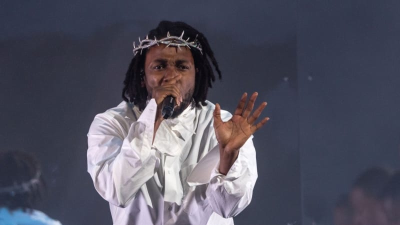 Rapper Kendrick Lamar ohromil fanoušky trnovou korunou. Neuvěříte, jak dlouho trvala její výroba!