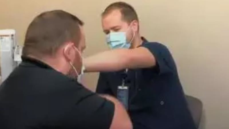 VIDEO: Zdravotník očkoval svého partnera proti koronaviru, ten ho poté požádal o ruku! Tyhle záběry dojímají internet