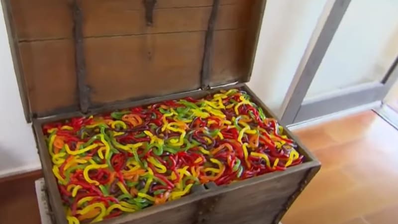 VIDEO: Žena je závislá na jezení gumových hadů! Co se jí na nich tolik líbí?