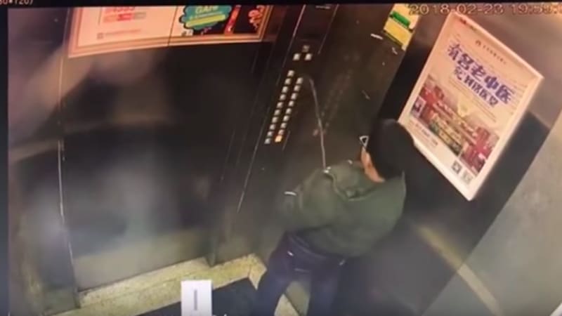 VIDEO: Kluk počůral tlačítka ve výtahu! Následně začal hořce litovat. Tyhle bizarní záběry rozesmály internet