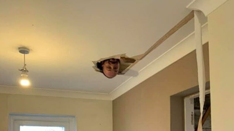 FOTO: Pár renovoval svůj dům. Pak vyděsil muž partnerku hlavou ve stropě! Co se mu stalo?