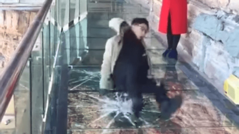 VIDEO: Záběry, které děsí internet! Muž bojoval o život, když pod ním začal praskat skleněný most. Co se stalo?