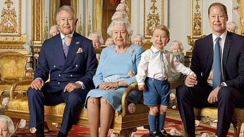 FOTO: Královna dostala od vtipálka legrační dárek. Najdete všech jejích 90 hlav na této fotce?