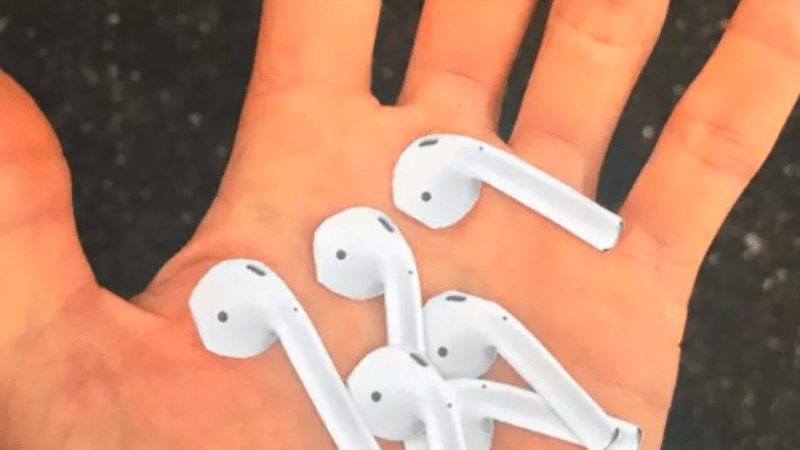 VIDEO: Geniální prank! Muž na zem lepí samolepky, které vypadají jako AirPod sluchátka. Nachytali byste se taky?