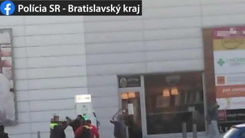 VIDEO: Brutální bitka lopatami a krumpáči! Takhle si to na Slovensku mezi sebou rozdali Romové s Ukrajinci