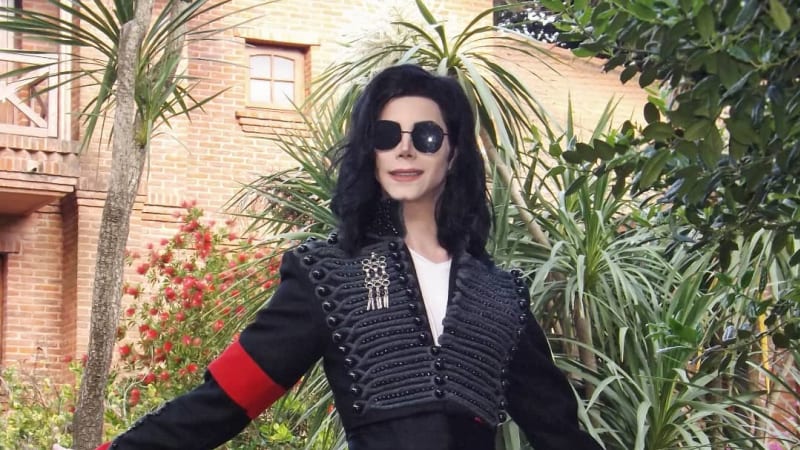 GALERIE: Týpek utratil milion korun, aby vypadal jako Michael Jackson. Opravdu mu je podobný?