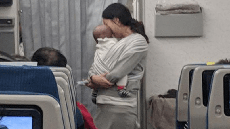 FOTO: Maminka malého dítěte rozdala 200 pasažérům v letadle taštičku s´dojemným vzkazem a dobrotami. Co do něj napsala?