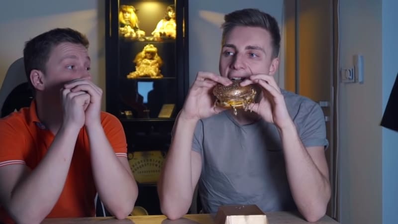 VIDEO: TVTwixx klesli na dno! Youtubeři tvrdí, že získali speciální zlatý burger. Vážně mají fanoušky za takové blbce?