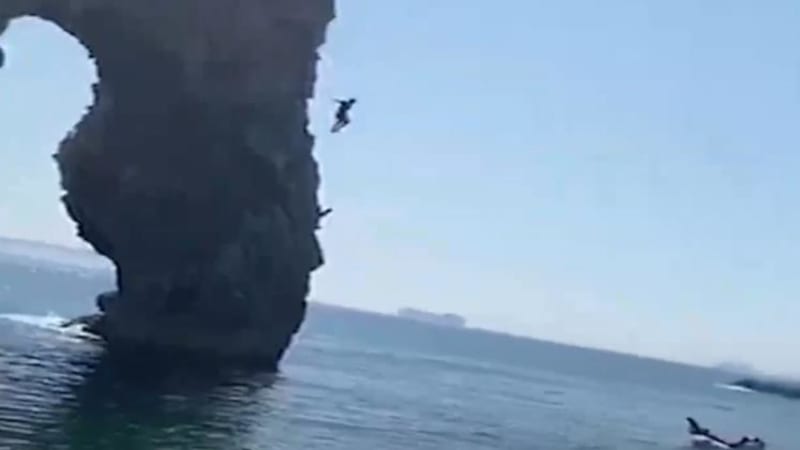 VIDEO: Muž skočil do vody z neuvěřitelných dvaceti metrů, hned byl převezen do nemocnice. Co se mu při tom stalo?