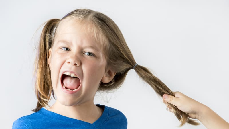 FOTO: Otec zažaloval školu poté, co učitelka ostříhala jeho dceři vlasy! Taky by vás to naštvalo?