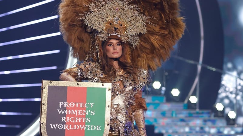 GALERIE: Pohroma i nápaditost na Miss Universe. Dívky oblékly národní kostýmy