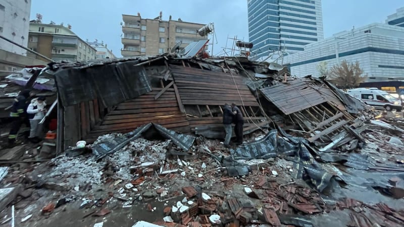 VIDEO: Brutální záběry ze zemětřesení v Turecku. V sutinách uvízl i slavný fotbalista z Chelsea