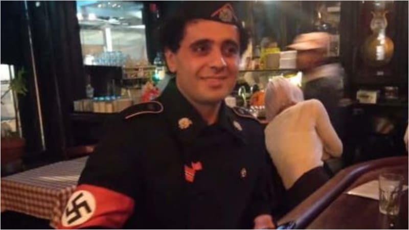 VIDEO: Idiot přišel do baru v halloweenském kostýmu nacisty. Podívejte se, jak ho vyrazili