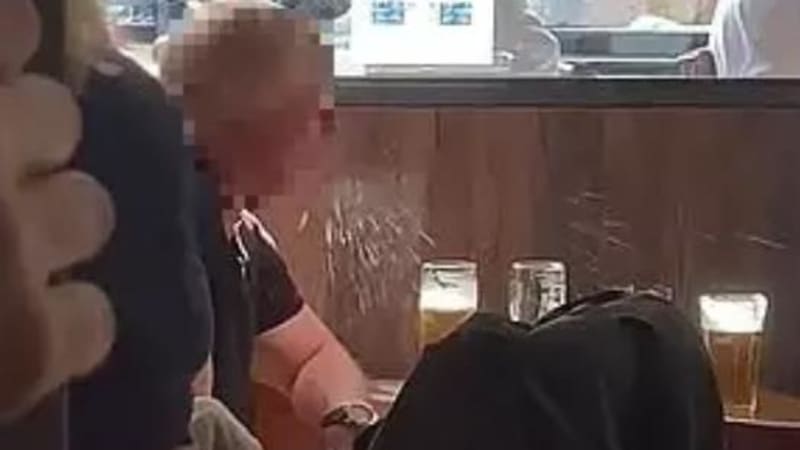 VIDEO: Týpek kolem sebe začal plivat pivo v hospodě! Tyhle záběry rozpoutaly zuřivou debatu