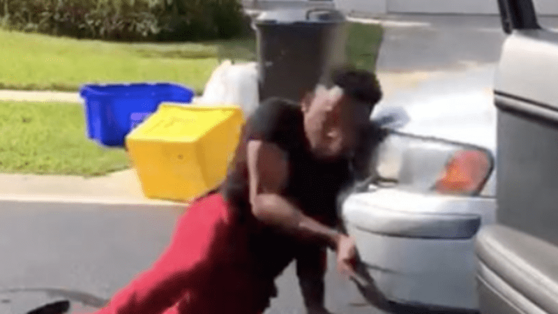 VIDEO: Týpka srazilo auto při plnění slavné taneční challenge. Tyhle drastické záběry děsí internet!