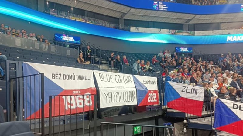 FOTO: Pořadatelé na MS v hokeji zakázali vlajky Ukrajiny. Češi našli parádní řešení
