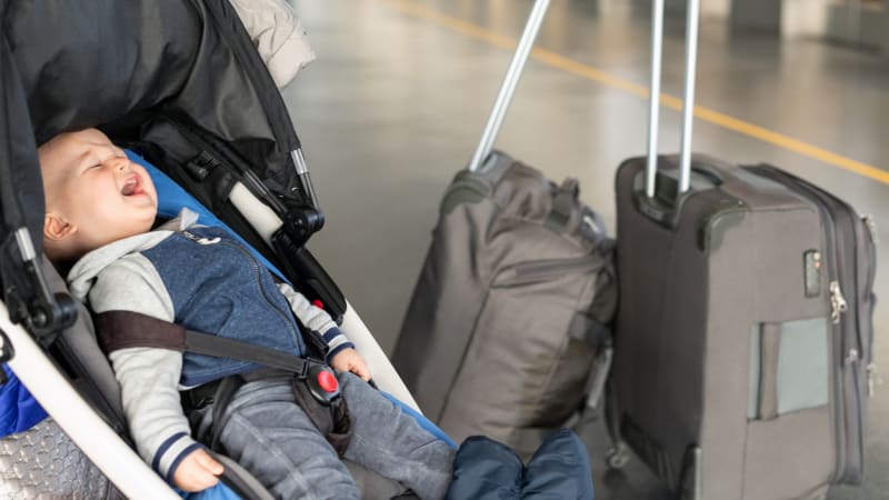 Rodiče nechali dítě na letišti, protože za něj nechtěli platit letenku. Co jim za to hrozí?