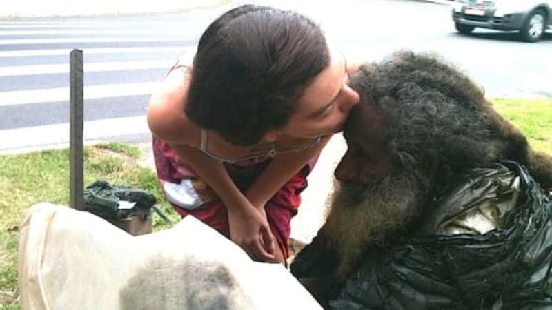 VIDEO: Žena potkávala každý den bezdomovce. Jednou mu dala papír a on jí odhalil svou pravou tvář! Kdo to byl?