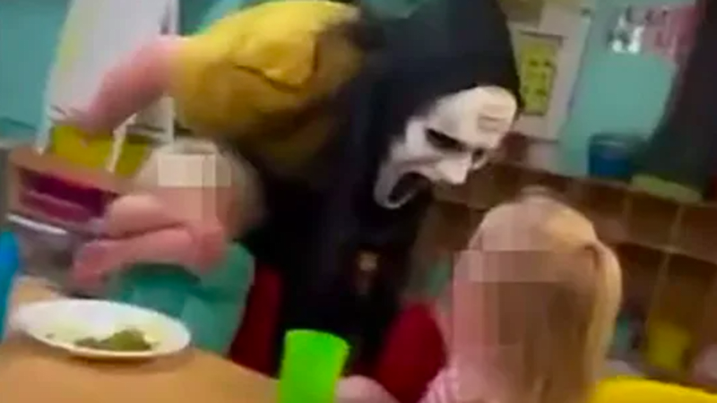 VIDEO: Pracovnice ve školce děsily malé děti ve strašidelných maskách. Jaký trest za to dostaly?
