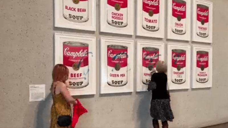 Další zneuctění uměleckého díla! Aktivistky se přilepily k obrazu Andyho Warhola