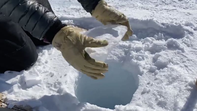 VIDEO: Týpek hodil do díry kus ledu. Jaké šílené zvuky to vydávalo?