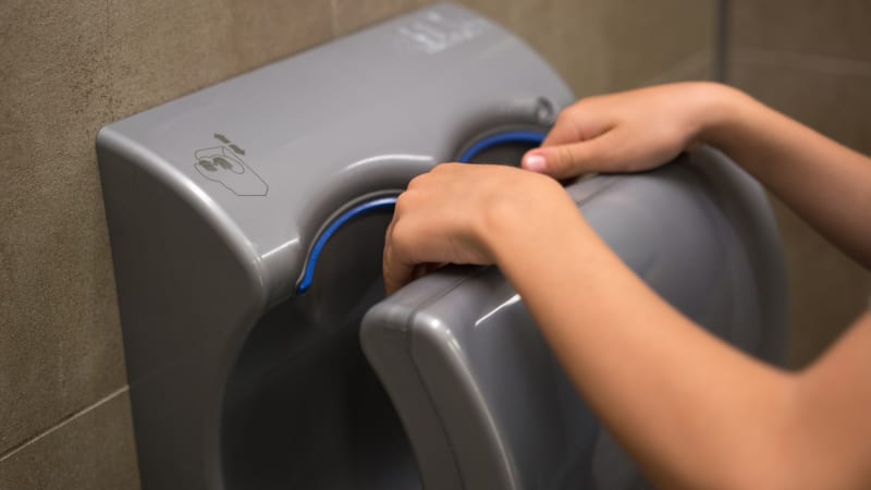 FOTO: Tohle je drsný důvod, proč byste nikdy neměli na záchodech používat sušičky na ruce! Co se v nich ve skutečnosti skrývá?