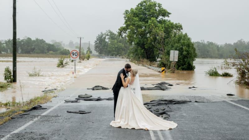 FOTO: Snoubenci sdíleli dojemnou fotku před svatbou, kdy uvízli v zatopené oblasti! Jak se nakonec vzali?