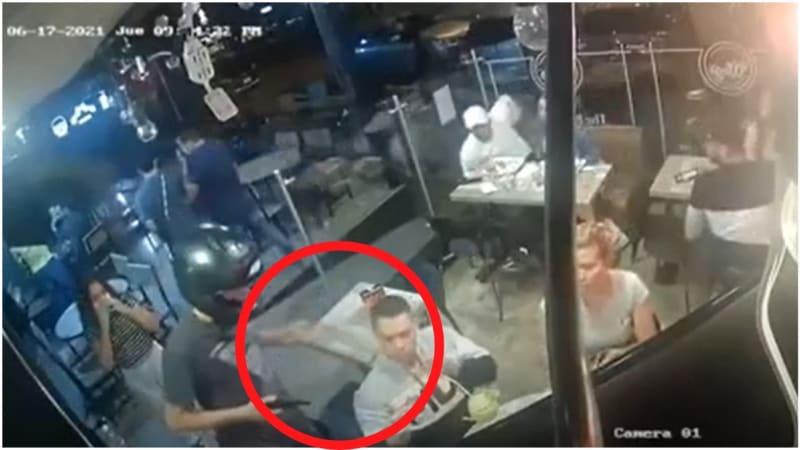 VIDEO: Týpek zachoval klid a pokračoval v jídle, zatímco jej okrádali. Lidé těmto záběrům nemůžou uvěřit