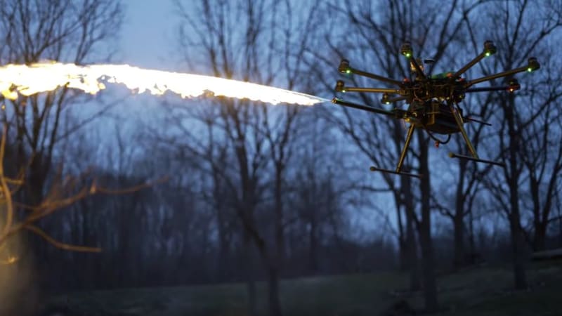 VIDEO: Společnost prodává drony s plamenometem. Smrtící hračku si můžete koupit i vy!