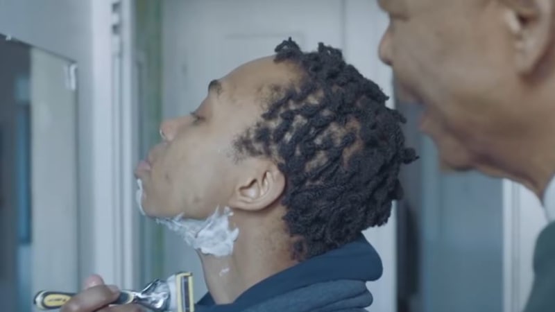 VIDEO: Nová reklama Gillette způsobila kontroverzi. Otec v ní učí holit se transgenderového syna
