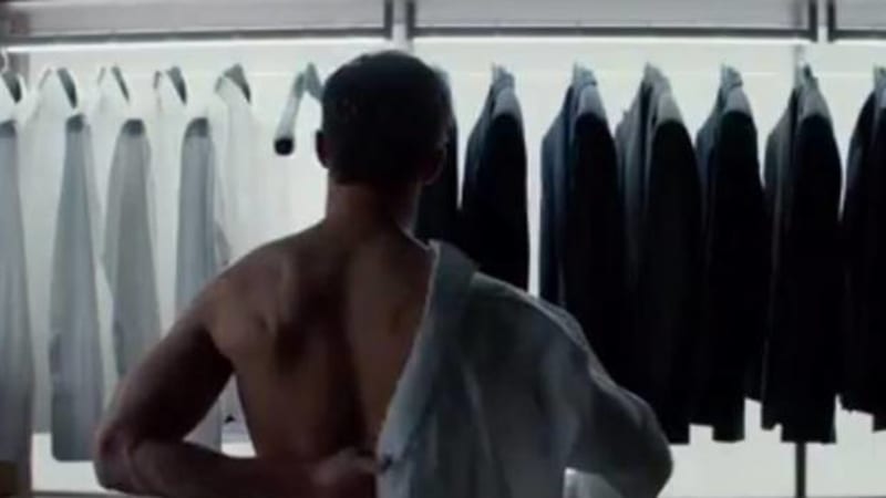 Holky dýchejte: Christian Grey ve valentýnském TRAILERu k 50 odstínům šedi do půli těla!